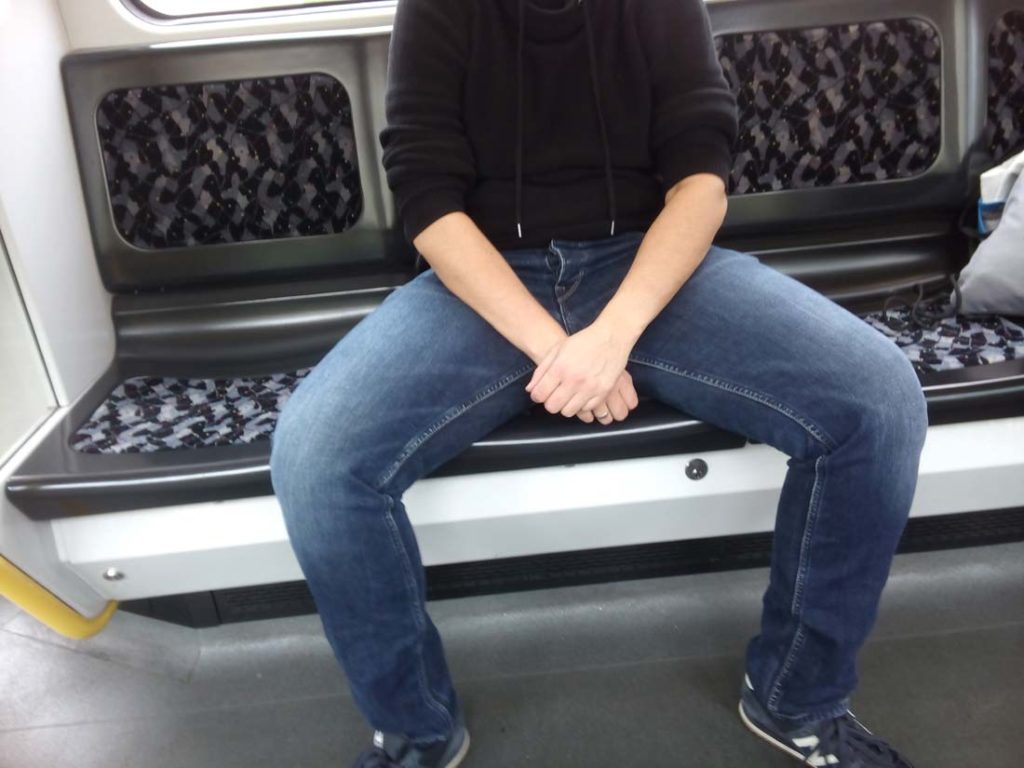Breitbeinig Sitzender in der U-Bahn