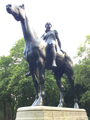 Amazone zu Pferd Statue